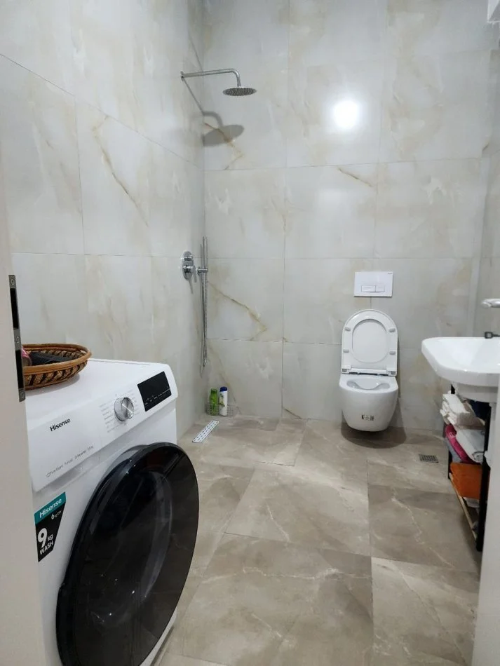 Tirane, jepet me qera garsonier Kati 0, 320 € (ali demi)