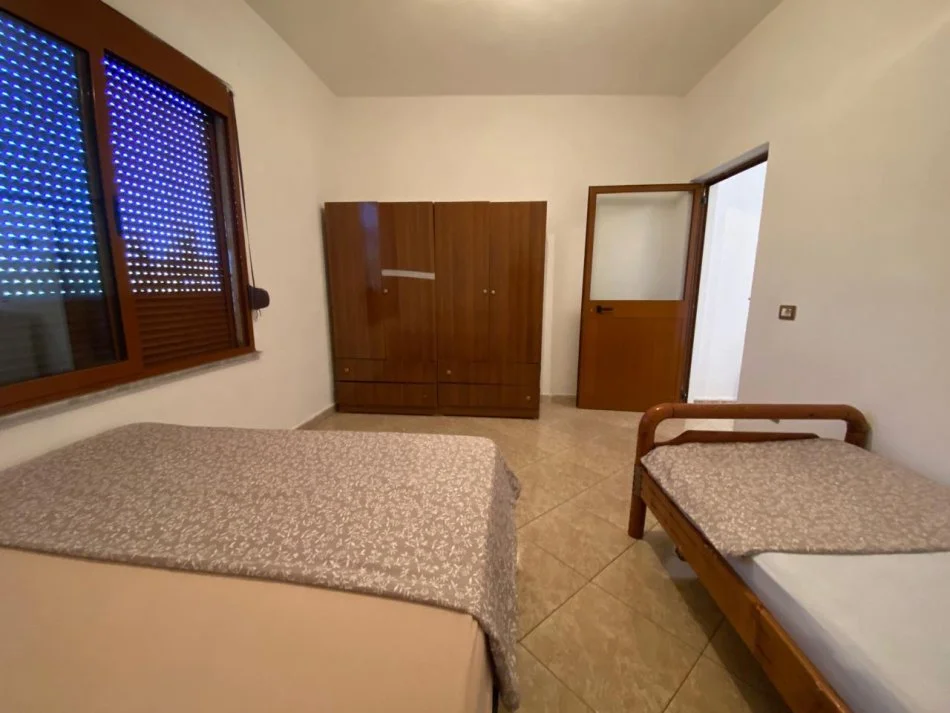 Tirane, jepet me qera apartament 1+1 Kati 1, 80 m² 280 € (Ali Demi)