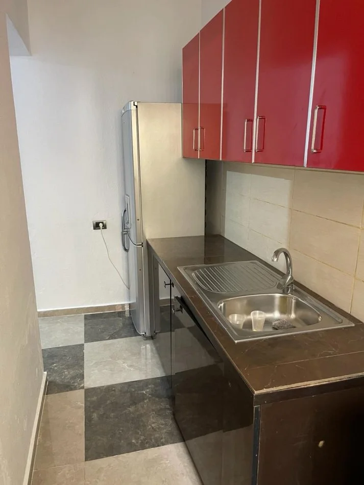 Tirane, jepet me qera apartament 1+1 Kati 1, 400 € (vilat amerikane)