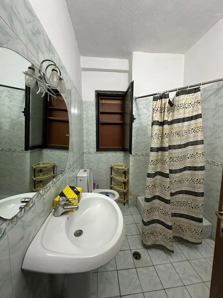 Tirane, jepet me qera apartament 1+1 , 80 m² (stacioni i trenit) - 450 euro