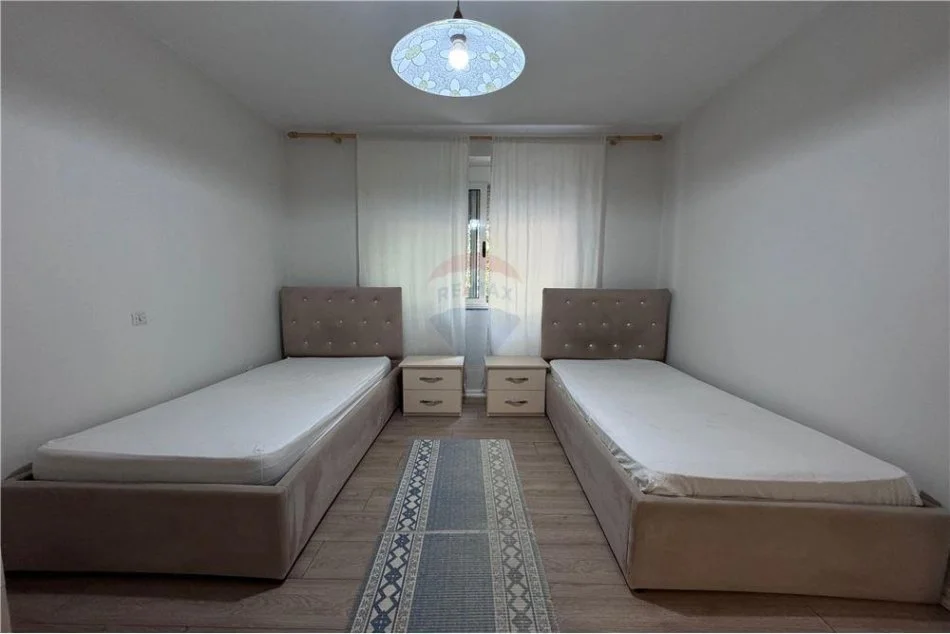 Tirane, jepet me qera apartament 3+1 Kati 2, 100 m² 600 € (Xhamlliku)