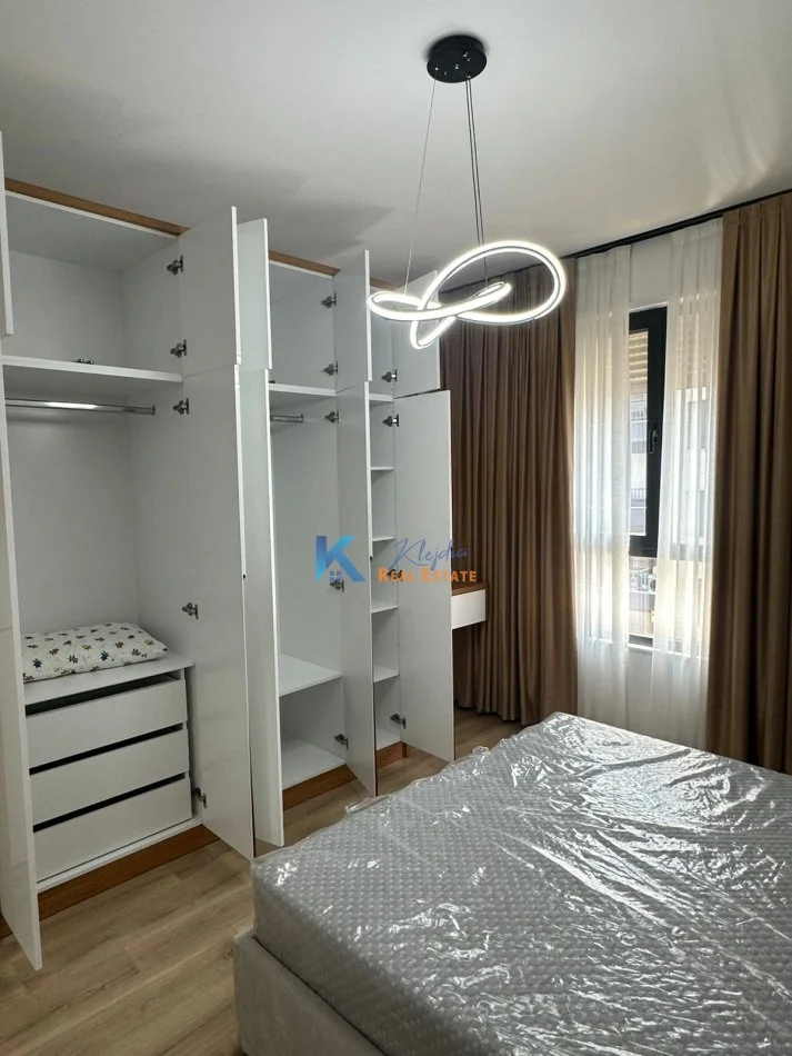 Tirane, jap me qera apartament 2+1+Ballkon Kati 6, 105 m² 650 € (Kinostudio)