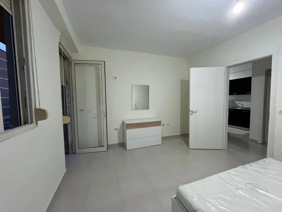 Tirane, jepet me qera apartament 1+1 Kati 4, (Kompleksi Tom Doshi)