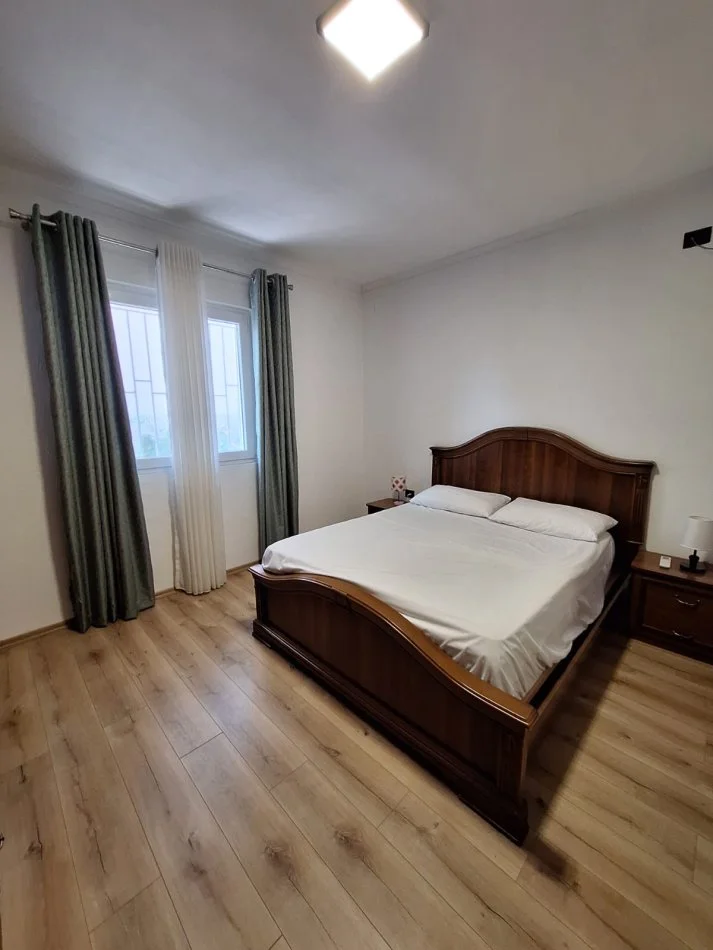 Tirane, jepet me qera Vile 2+1+Aneks+Ballkon Kati 1, 800 € (Laprake, prane Spitalit Ushtarak)