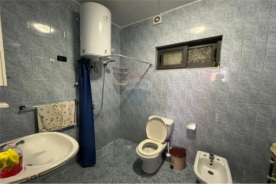 Tirane, jepet me qera apartament 2+1 Kati 1, 90 m² 450 € (Rruga Ramazan Bogdani - Treni - Dispanseria)