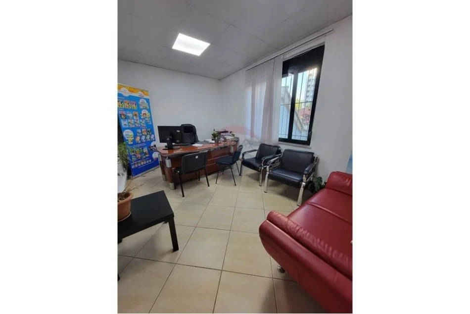 Tirane, jepet me qera ambjent biznesi Kati 1, 126 m² 1.200 € (Rruga " Pjeter Bogdani")