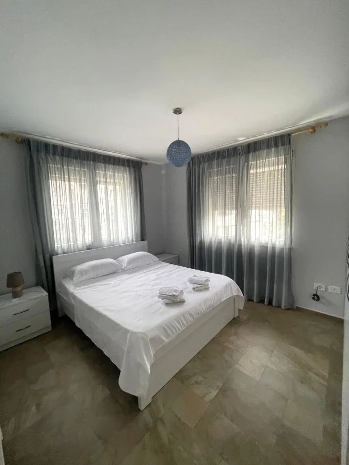 Tirane, jepet me qera apartament 2+1+Ballkon Kati 3, 85 m² 550 € (xhamia e tabakeve)