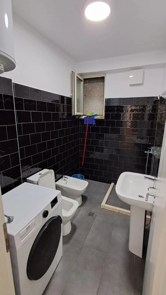 Tirane, jepet me qera apartament 2+1 Kati 4, 87 m² 350 € (shkoze)