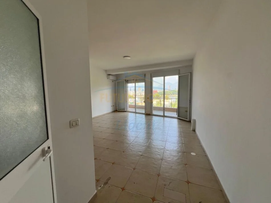 Tirane, jepet me qera apartament 3+1+Ballkon Kati 4, 144 m² 700 € (Liqeni i Thate)