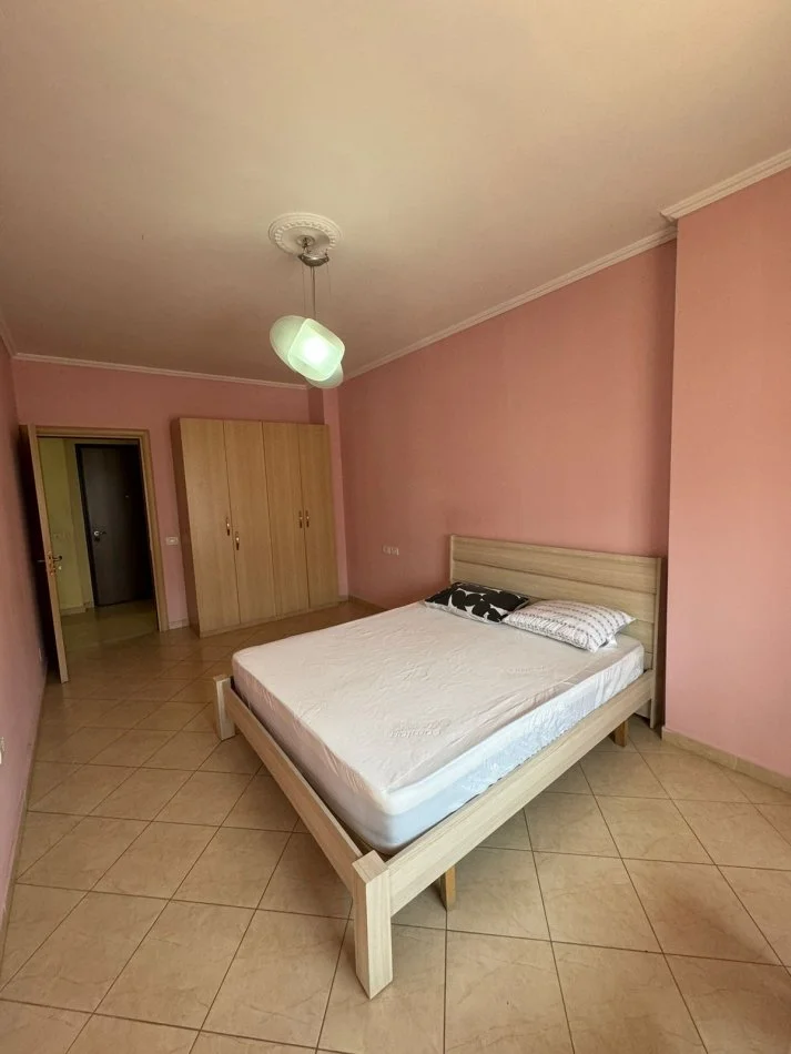 Tirane, jepet me qera apartament 2+1+Ballkon Kati 7, 120 m² 450 € (astir)