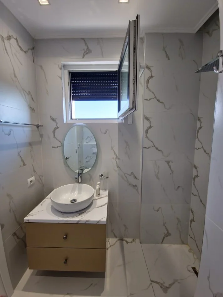 Tirane, shitet apartament 2+1+Ballkon Kati 4, 124 m² 185.000 € (Kinostudio)