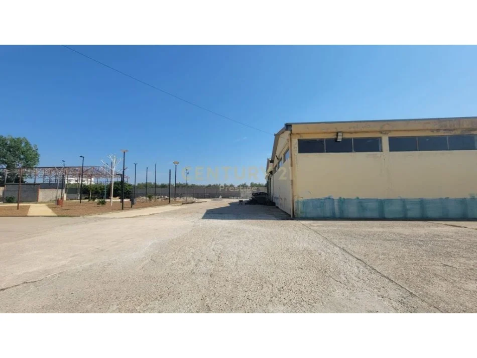 𝐕𝐥𝐨𝐫𝐞, 𝐬𝐡𝐢𝐭𝐞𝐭 𝐚𝐦𝐛𝐣𝐞𝐧𝐭 𝐛𝐢𝐳𝐧𝐞𝐬𝐢 𝐊𝐚𝐭𝐢 𝟏, 𝟔.𝟗𝟕𝟓 𝐦² 𝟔𝟗𝟎.𝟎𝟎𝟎 € (𝐏𝐚𝐧𝐚𝐣𝐚)