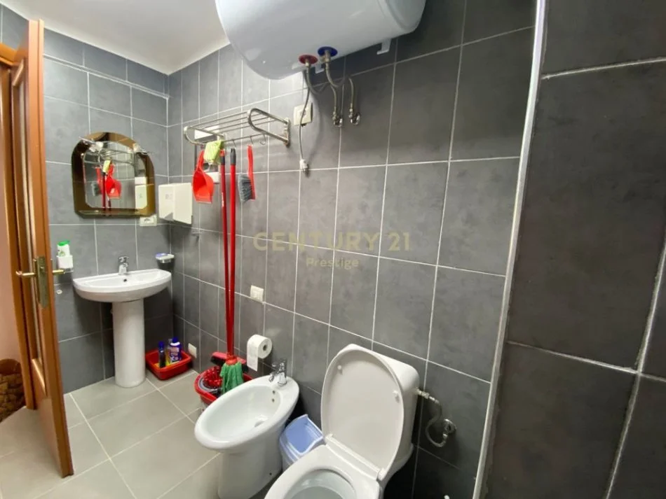 𝐓𝐢𝐫𝐚𝐧𝐞, 𝐣𝐞𝐩𝐞𝐭 𝐦𝐞 𝐪𝐞𝐫𝐚 𝐚𝐦𝐛𝐣𝐞𝐧𝐭 𝐛𝐢𝐳𝐧𝐞𝐬𝐢 𝐊𝐚𝐭𝐢 𝟎, 𝟕𝟒 𝐦² 𝟔𝟓𝟎 € (𝐏𝐚𝐳𝐚𝐫𝐢 𝐢 𝐫𝐢)