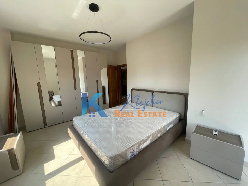 Tirane, jepet me qera apartament 2+1 Kati 3, 110 m² 850 € (Rruga e Kavajes, afer Kishes Katolike)