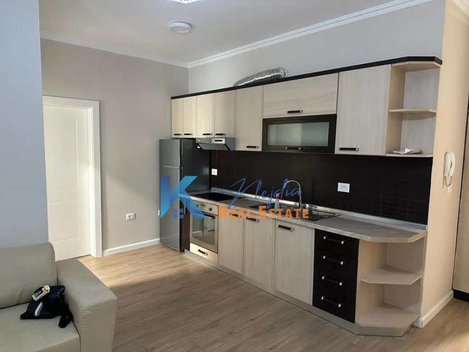 Tirane, jepet me qera apartament 1+1 Kati 2, 65 m² 500 € (Liqeni i Thate, afer Hotel Sokrati)