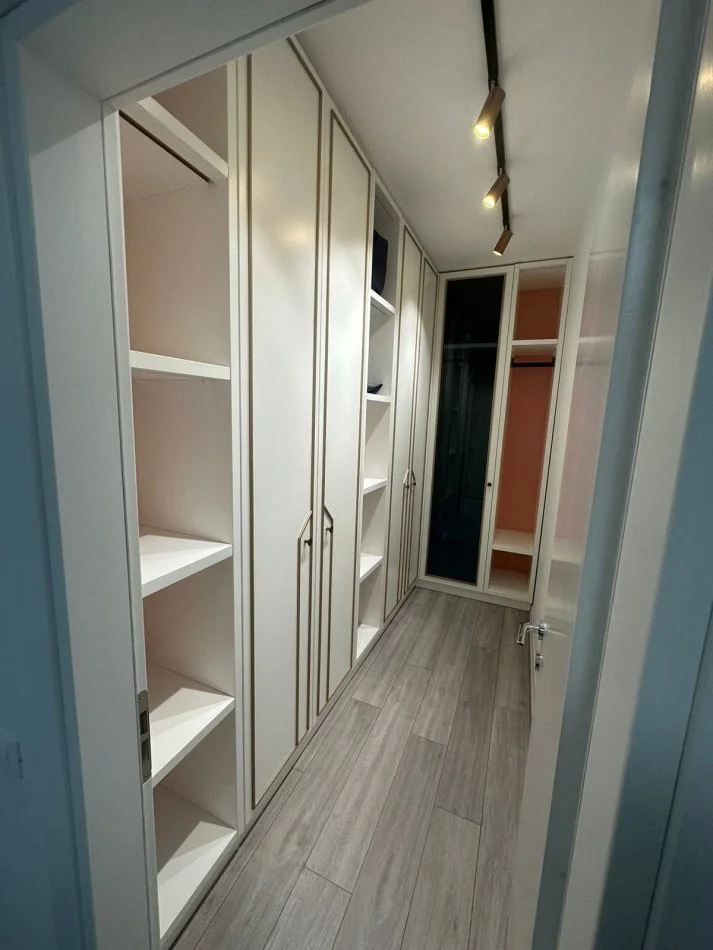 Tirane, jepet me qera apartament 1+1+Ballkon Kati 5, 70 m² 650 € (Komuna e Parisit, Kika 2)