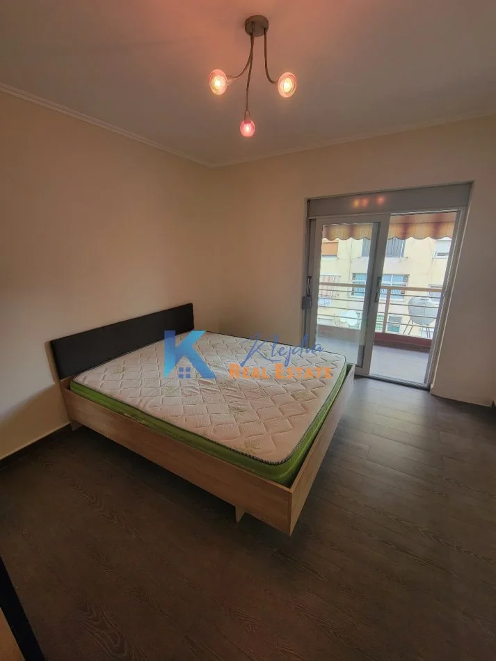 Tirane, jepet me qera apartament 1+1 Kati 4, 60 m² (Ministria e Jashtme, afer karburant Elda)
