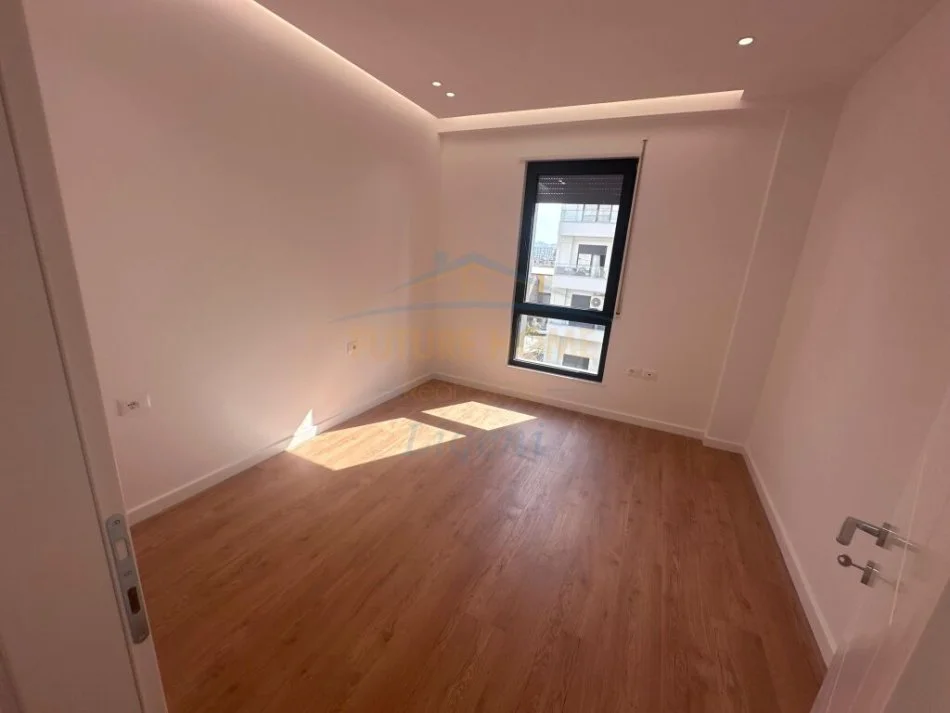 Tirane, shitet 2+1+Ballkon Kati 3, 200,000 € (Porcelan)