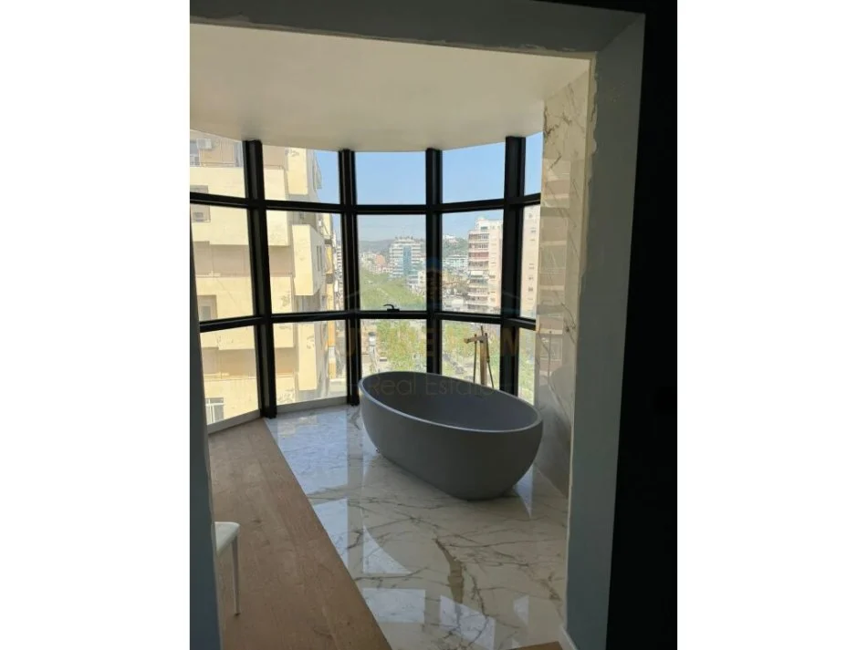 Vlore, shitet apartament 3+1 Kati 8, 180 m² 300.000 € (Bulevardi Ismail Qemali)