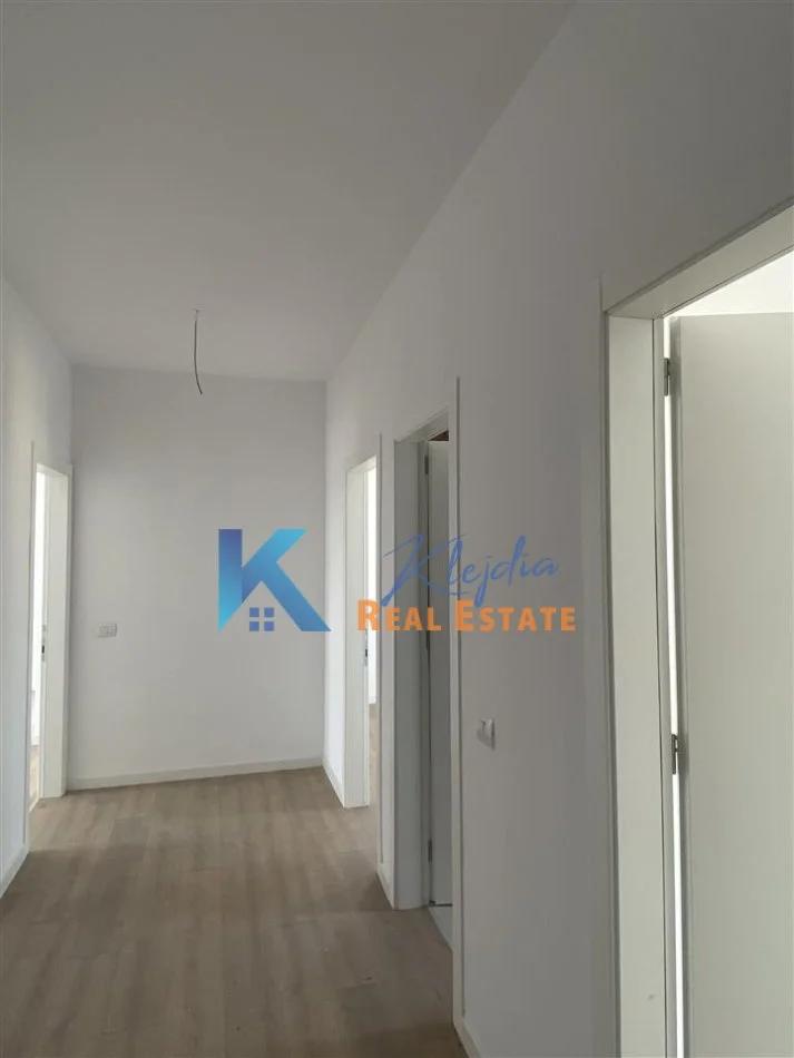 Tirane, jepet me qera apartament 2+1 Kati 9, 140 m² 1.000 € (Ish Fusha e Aviacionit, te Clover Residence)