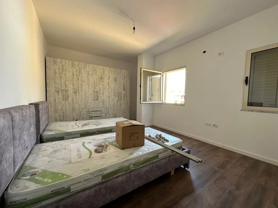 Tirane, jepet me qera apartament 2+1+Ballkon Kati 7, 110 m² 700 € (Komuna e Parisit)