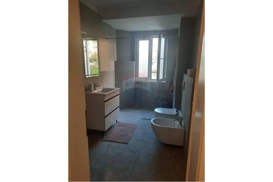 Tirane, jepet me qera apartament 1+1 Kati 4, 60 m² 550 € (Qendër - Kafe Flora)