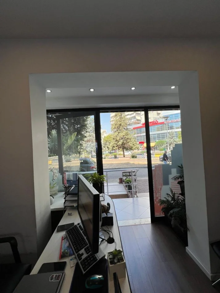 Tirane, jepet me qera zyre Kati 1, 16 m² 400 € (Zog i Zi)