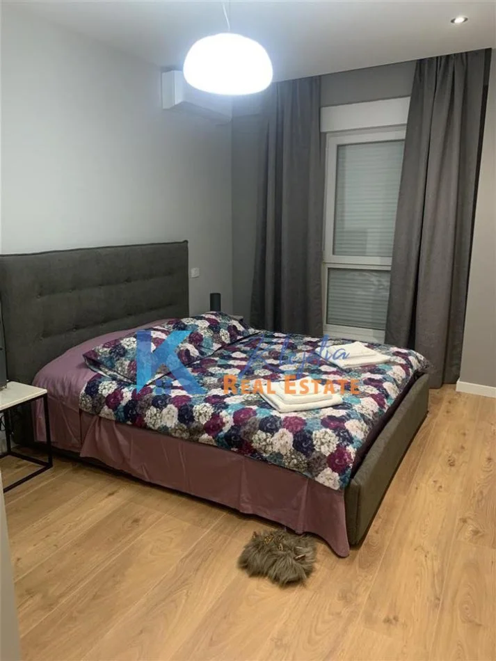 Tirane, jap me qera apartament 2+1+Ballkon Kati 4, 93 m² 750 € (Kompleksi Kontakt ne zonen e 21 Dhjetorit)