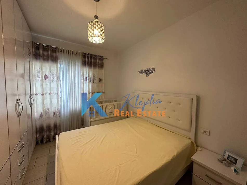 Tirane, jepet me qera apartament 1+1 Kati 4, 70 m² 450 € (Rruga 5 Maji, afer shkolles Tirana Jone)
