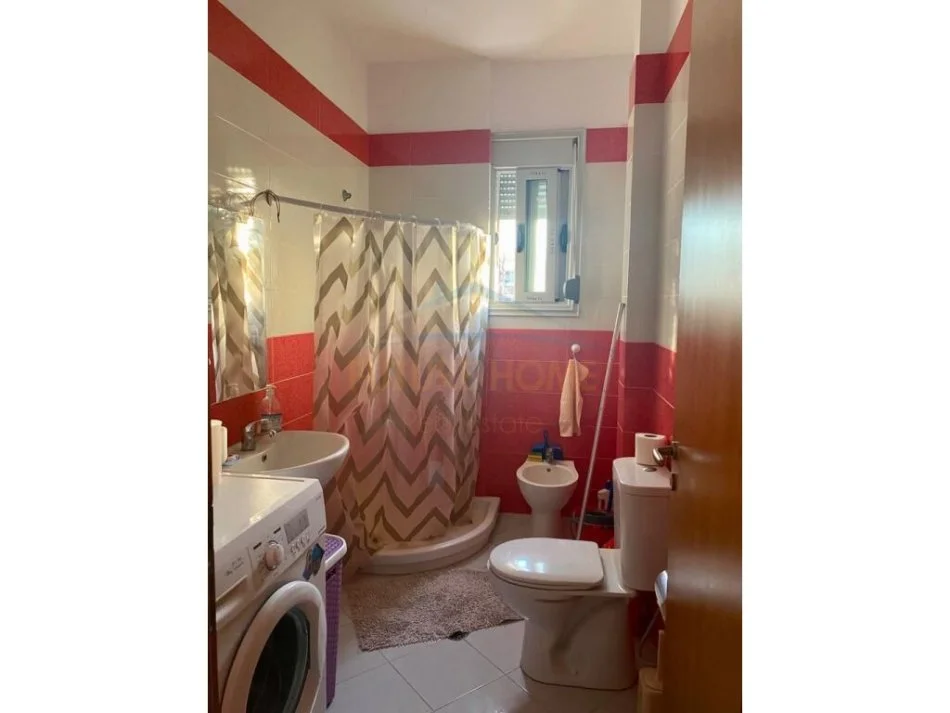 Vlore, jepet me qera apartament 2+1 Kati 9, 94 m² 400 € (Plazhi i Vjeter) RV44314