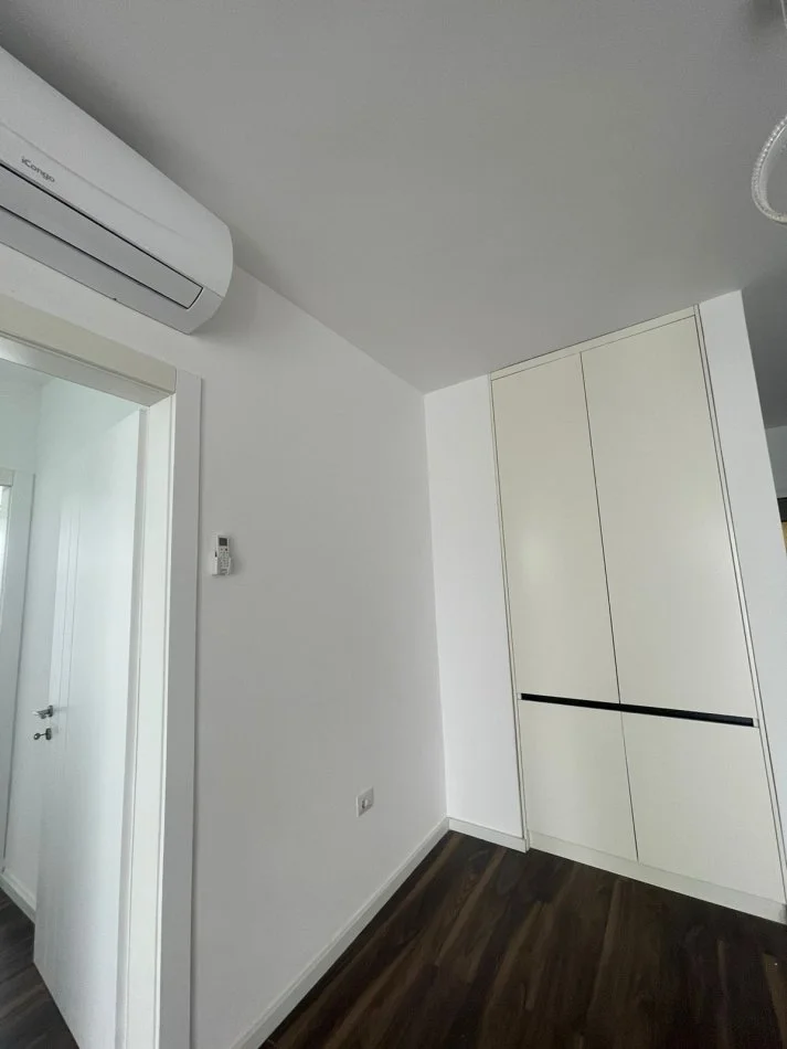 Tirane, jepet me qera apartament 2+1+Ballkon Kati 2, 600 € (Rruga Artan Lenja)
