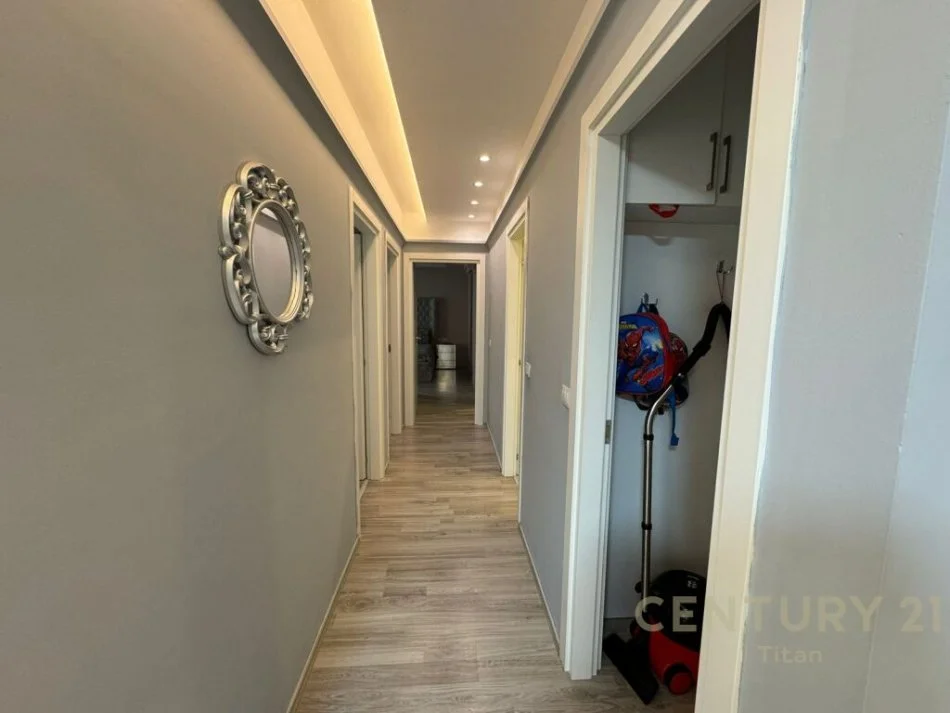 𝐓𝐢𝐫𝐚𝐧𝐞, 𝐬𝐡𝐢𝐭𝐞𝐭 𝐚𝐩𝐚𝐫𝐭𝐚𝐦𝐞𝐧𝐭 𝟑+𝟏 𝐊𝐚𝐭𝐢 𝟏, 𝟏𝟑𝟐 𝐦² 𝟐𝟔𝟎.𝟎𝟎𝟎 € (𝐃𝐨𝐧 𝐁𝐨𝐬𝐜𝐨)