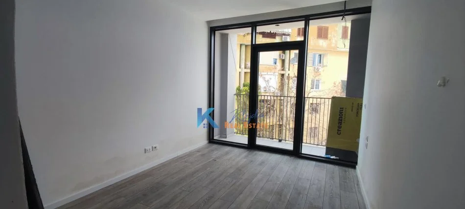 Tirane, jap me qera zyre Kati 1, 102 m² 1.300 € (Zyre per qira te Liqeni, Lake View Residence)