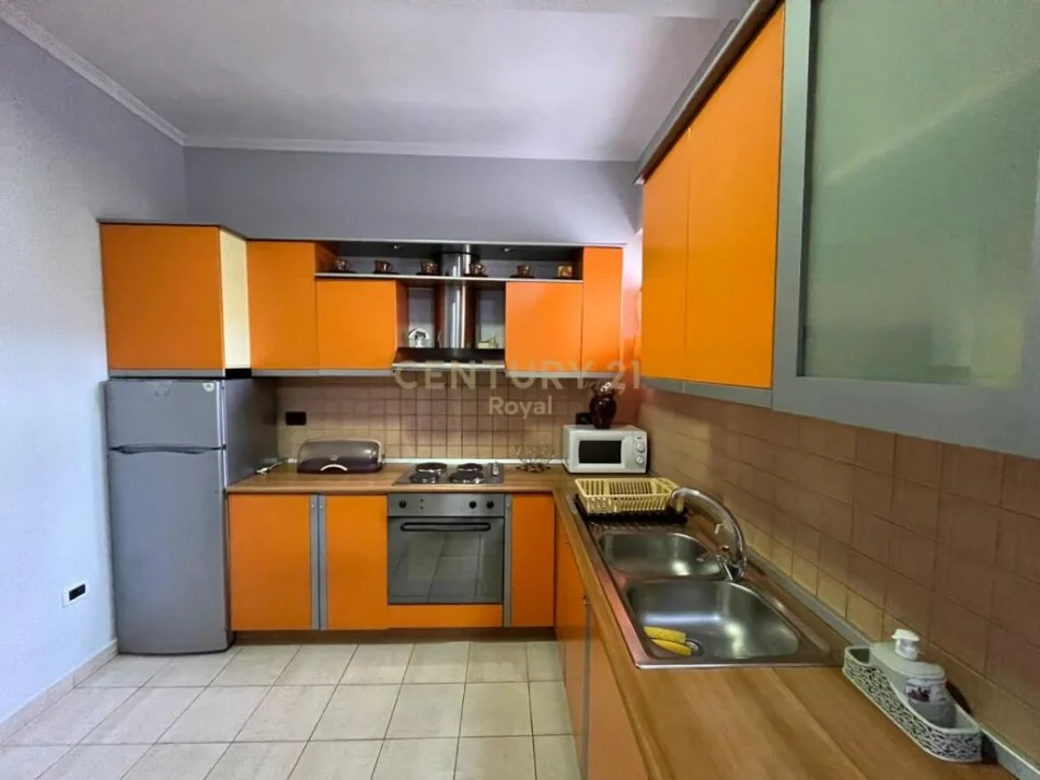 Tirane, shitet Vile 2 Katshe Kati 2, 200 m² 175.000 € (Adresa: Ish Restorant Durresi, Rruga e Dibrës)