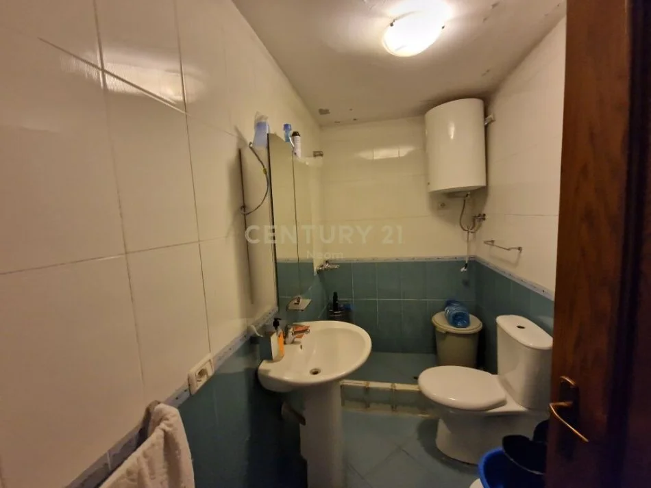 Tirane, shitet apartament 2+1+Ballkon Kati 3, 115 m² 195.000 € (Rruga: Kolombo, Liqeni i Thatë)