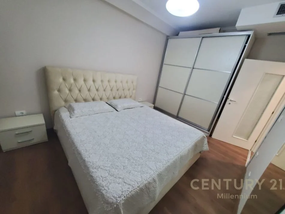 𝐓𝐢𝐫𝐚𝐧𝐞, 𝐣𝐞𝐩𝐞𝐭 𝐦𝐞 𝐪𝐞𝐫𝐚 𝐚𝐩𝐚𝐫𝐭𝐚𝐦𝐞𝐧𝐭 𝟐+𝟏 𝐊𝐚𝐭𝐢 𝟒, 𝟖𝟏 𝐦² 𝟖𝟎𝟎 € (𝐑𝐫.𝐀𝐝𝐞𝐦 𝐉𝐚𝐬𝐡𝐚𝐫𝐢, 𝐆𝐚𝐫𝐝𝐚)