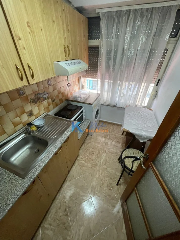 Tirane, jap me qera apartament 1+1 Kati 4, 64 m² 580 € (Myslym Shyr, afer Drejtorise se Policise)