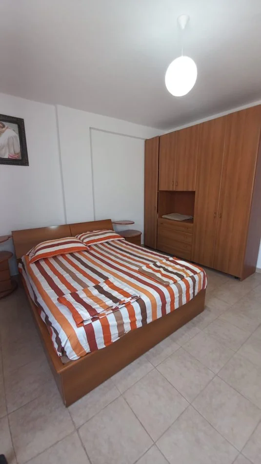 Tirane, jepet me qera apartament 2+1 Kati 2, 550 € (kodra e diellit)