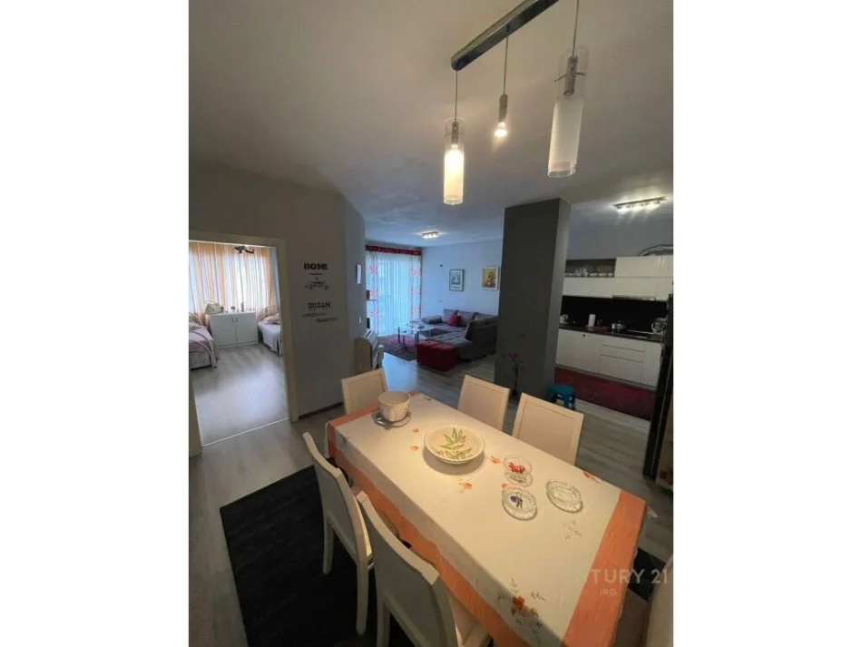 𝐓𝐢𝐫𝐚𝐧𝐞, 𝐬𝐡𝐢𝐭𝐞𝐭 𝐚𝐩𝐚𝐫𝐭𝐚𝐦𝐞𝐧𝐭 𝟐+𝟏 𝐊𝐚𝐭𝐢 𝟔, 𝟏𝟎𝟔 𝐦² 𝟏𝟑𝟖.𝟎𝟎𝟎 € (𝐘𝐳𝐛𝐞𝐫𝐢𝐬𝐡𝐭)