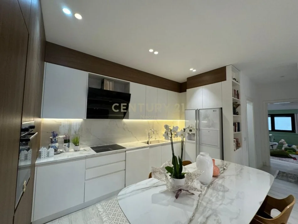 𝐓𝐢𝐫𝐚𝐧𝐞, 𝐣𝐞𝐩𝐞𝐭 𝐦𝐞 𝐪𝐞𝐫𝐚 𝐚𝐩𝐚𝐫𝐭𝐚𝐦𝐞𝐧𝐭 𝟐+𝟏 𝐊𝐚𝐭𝐢 𝟔, 𝟏𝟕𝟗 𝐦² 𝟏.𝟑𝟎𝟎 € (𝐑𝐚𝐝𝐢𝐬𝐨𝐧 𝐇𝐨𝐭𝐞𝐥, 𝐋𝐢𝐪𝐞𝐧𝐢 𝐢 𝐓𝐡𝐚𝐭ë)