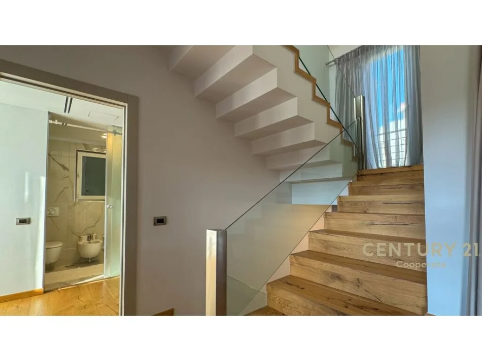 𝐓𝐢𝐫𝐚𝐧𝐞, 𝐣𝐞𝐩𝐞𝐭 𝐦𝐞 𝐪𝐞𝐫𝐚 𝐕𝐢𝐥𝐞 , 𝟑𝟒𝟖 𝐦² 𝟒.𝟓𝟎𝟎 € (𝐋𝐮𝐧𝐝ë𝐫)