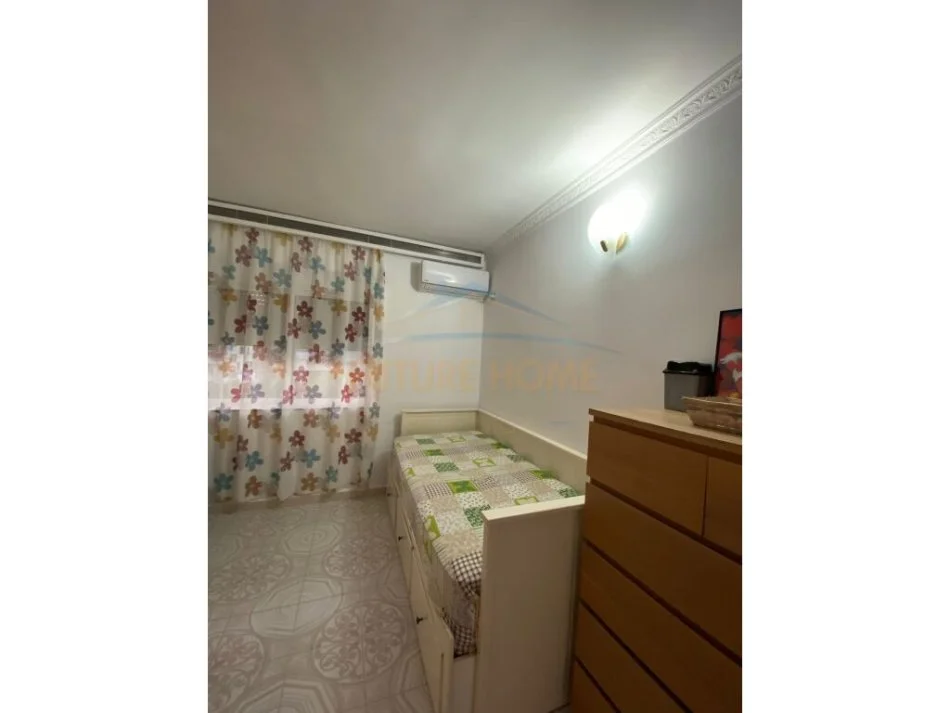 Vlore, jepet me qera apartament 2+1 Kati 3, 84 m² 300 € (Te Neranxi, afer Shkolles Industriale)