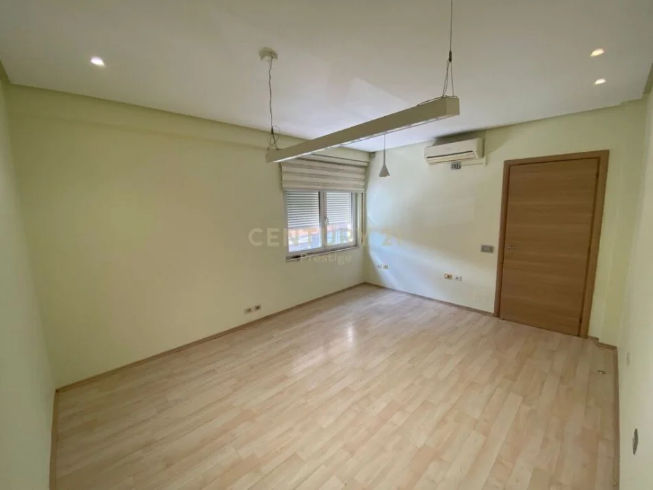 𝐓𝐢𝐫𝐚𝐧𝐞, 𝐣𝐞𝐩𝐞𝐭 𝐦𝐞 𝐪𝐞𝐫𝐚 𝐚𝐦𝐛𝐣𝐞𝐧𝐭 𝐛𝐢𝐳𝐧𝐞𝐬𝐢 𝐊𝐚𝐭𝐢 𝟏, 𝟕𝟎 𝐦² 𝟗𝟎𝟎 € (𝐏𝐚𝐳𝐚𝐫𝐢 𝐢 𝐫𝐢)