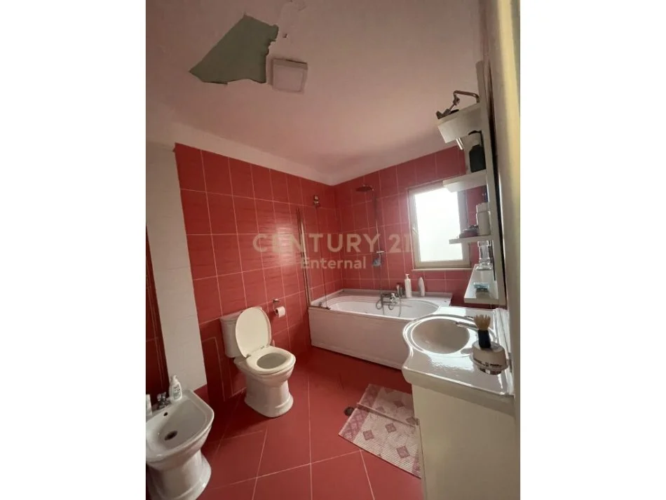 𝐓𝐢𝐫𝐚𝐧𝐞, 𝐣𝐞𝐩𝐞𝐭 𝐦𝐞 𝐪𝐞𝐫𝐚 𝐚𝐩𝐚𝐫𝐭𝐚𝐦𝐞𝐧𝐭 𝟑+𝟏 𝐊𝐚𝐭𝐢 𝟔, 𝟖𝟕 𝐦² 𝟖𝟎𝟎 € (𝐑𝐫𝐮𝐠𝐚 𝐒𝐢𝐫𝐢 𝐊𝐨𝐝𝐫𝐚)