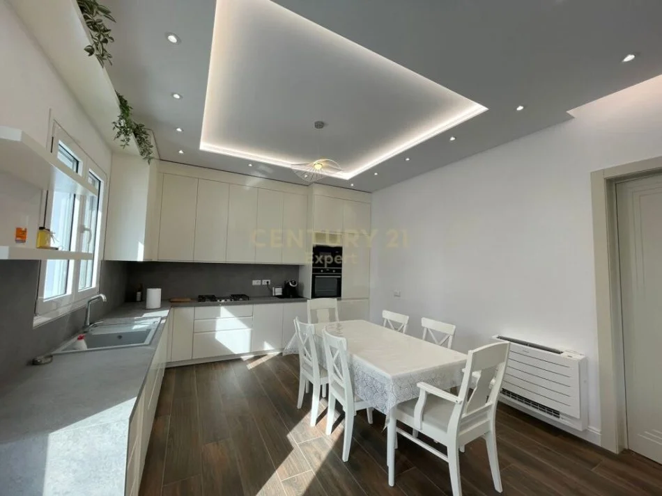 𝐓𝐢𝐫𝐚𝐧𝐞, 𝐣𝐞𝐩𝐞𝐭 𝐦𝐞 𝐪𝐞𝐫𝐚 𝐕𝐢𝐥𝐞 𝟒+𝟏 , 𝟏𝟖𝟗 𝐦² 𝟑.𝟎𝟎𝟎 € (𝐌𝐮𝐥𝐥𝐞𝐭)