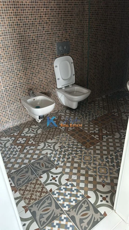 Tirane, jap me qera apartament 1+1+Ballkon Kati 11, 70 m² 400 € (1+1+depo per qira te kompleksi Golden Park)