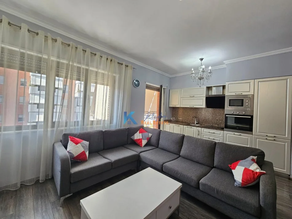 Tirane, jap me qera apartament 3+1+Ballkon Kati 7, 130 m² 1.000 € (Kompleksi Delijorgji)