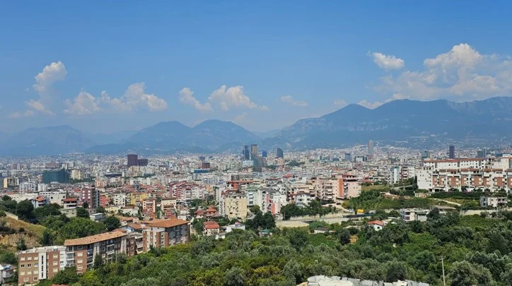 Tirane, shitet apartament 3+1 Kati 4, 221.000 € (Kodra e diellit 2)