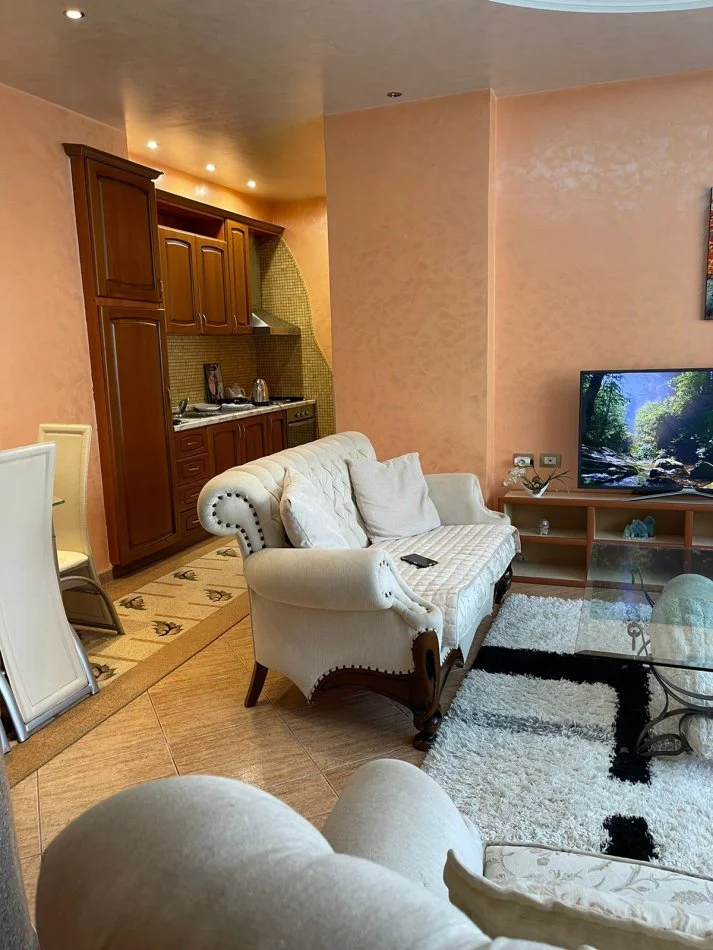 Tirane, jepet me qera 1+1+Ballkon Kati 9, 70 m² 700 € (rruga e kosovareve)