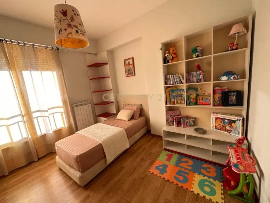Tirane, jepet me qera apartament 2+1+Ballkon Kati 4, 97 m² 600 € (Rruga e Barrikadave)